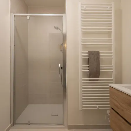 Bright 2br With Terrace For 5 아파트 *
