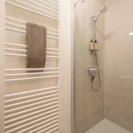 Bright 2br With Terrace For 5 아파트
